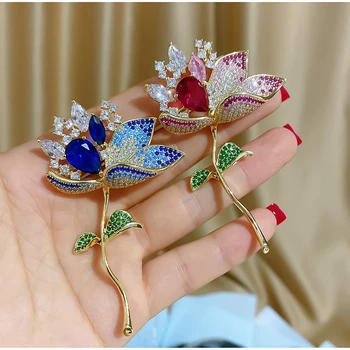 Kore Yeni Zirkon Mavi Kırmızı Lotus Broş Kadınlar için Şık Zarif çiçekli broş Aksesuarları Giyim Şal Broş Pimleri Hediye