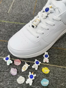 Yeni Tasarım Ayakkabı Takılar Astronot Kabuk Dıy Ayakabı Toka Dekorasyon Komik Kadın Sneaker Takılar Dantel Aksesuarları Kadın İçin
